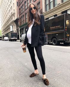 Parisian Style Pregnant, Black Maternity Jeans Outfit, Street Style Maternity Outfits, Matanity Outfit, Church Maternity Outfit, French Maternity Style, Pregnancy Street Style, Trendy Pregnancy Outfits, Maternity Work Outfit