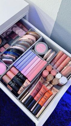 Luxury Makeup Vanity, Rangement Makeup, Makeup Beauty Room, Makeup Collection Goals, Beauty Room Vanity, Makeup Drawer Organization, Makeup Drawing, Makeup Drawer