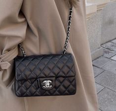 Chanel Black Classic Flap Outfit, Chanel Black Bag Outfit, Chanel Mini Classic Flap, Classic Bags Woman, Chanel Aesthetic Bag, Chanel Mini Rectangular Outfit, Chanel Bag Classic Flap, Chanel Classic Flap Bag Outfit, Black Chanel Bag Outfit