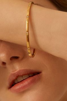 Gold Breclates Women, Bangles Jewelry Designs Gold, Necklace Design Ideas, Gold Necklace Design, Women Gold Necklace, Simple Gold Bangle, Plain Gold Bangles, Minimalist Bangle, Solid Gold Bangle