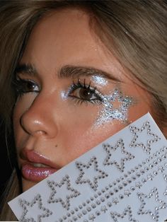 Silver Cheer Makeup, Glitter Space Makeup, Body Glitter Concert, Space Makeup Aesthetic, Kpop Glitter Outfit, Silver Face Glitter, Glittery Halloween Costumes, Mirrorball Halloween Costume, Concert Makeup Looks Glitter