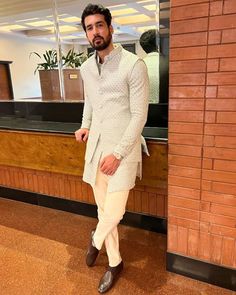 Indowestern Outfits For Men, Indo Western Outfits For Men, Indian Wedding Suits Men, Mens Clothing Trends, Waistcoat Designs, Sherwani For Men Wedding, Groom Dress Men