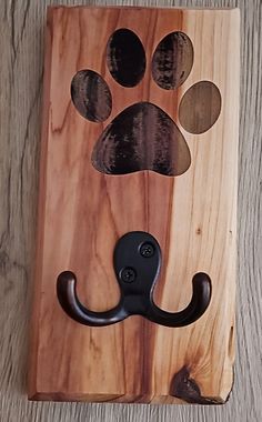 Ceder Wall Mount Dog Paw Leash Holder Dog Wood Crafts, Dog Leash Holder Diy, Wood Burned Signs, House Craft, Gifts For Dog Lovers, Wood Dog, Dog Projects