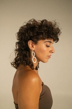 Get the perfect mullet with help from a hair accessory made specifically for waves and curls. Long Haired Mullet Men, Mullet Curly Hair Women, Curly Hair Mullet Girl, Curly Alternative Hair, Curly Mullet Women, Ponytail Hairstyles Bridesmaid, Shaggy Haircuts Curly Hair, Modern Mullet Curly Hair, Curl Mullet