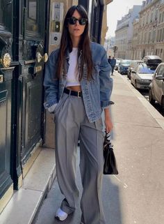 10 Chic French Spring Outfits To Wear All Season Long French Spring Outfits, Spring Summer Capsule Wardrobe, Denim Jacket Outfit, Paris Fashion Week Street Style, Denim Outfits, Outfit Trends