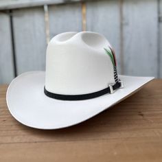 El precio INCLUYE impuestos y ENVIO a cualquier parte de los Estados Unidos! Este es el 1000X Chaparral, un sombrero vaquero distinguido de Tombstone Hats, diseñado para el estilo y la accesibilidad. Cuenta con un ala de 3" y una copa de 4 1/2", elaborado con el exquisito material Telar Master 1x1 para asegurar durabilidad y comodidad. Orgullosamente hecho en México, este sombrero luce una elegante toquilla negra y una pluma decorativa de 3 1/2" que añade un toque refinado. Perfecto para los fan Elegant Black Hats, Hats Cowboy, Black Hat, Hat Band, Tombstone, Cowboy Hat, A 4, The United States, Cowboy Hats