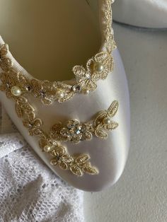 Wedding shoes with beautiful gold trim and silver glass crystals, and glass pearls. US Adult Sizes: 5, 5.5, 6, 6.5, 7, 7.5, 8, 8.5, 9, 9.5, 10, *11 & 12 And US Wide Width: 6W, 6.5W, 7W, 7.5W, 8W, 8.5W, 9W, 9.5W, 10W, *11W, 12W *11 & 12 in regular and wide width incur in an extra charge Please contact for size confirmation; SHOES ARE FINAL SALE! NO RETURNS NO EXCHANGES! Outside US buyers, please goggle a shoes size chart converter to figure your size or, contact me for help. Shoes descrip Elegant Embellished Bridal Accessories For Ceremony, Gold Embellished Bridal Accessories For Wedding, Elegant Embellished Bridal Accessories For Mother Of The Bride, White Crystal Embellished Shoe Clips For Wedding, Elegant Bridal Accessories With Pearl Embroidery For Ceremony, Elegant Pearl Embroidered Wedding Shoes, Elegant Embellished Shoe Clips For Wedding, Elegant Cream Wedding Shoes With Pearl Embroidery, Elegant Pearl Embellished Wedding Shoes For Reception