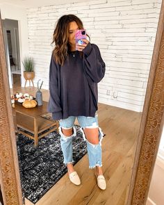 Trendy Casual Outfits Midsize, Mules With Jeans Outfits, Cute Mama Outfits, Cute Mom Fashion, Fall Outfits With Mules, Sweater And Mom Jeans Outfit, Call Mom Outfits, Boho Outfits Jeans, Fall Outfits Mom Jeans