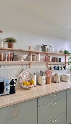 the kitchen counter is clean and ready for us to use in some places like this