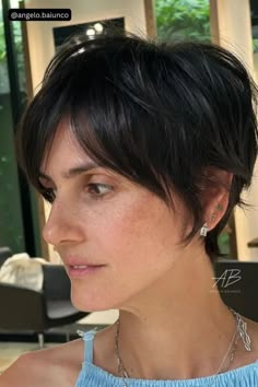 You’ll have to make an effort to keep a fluffy, layered pixie with curtain bangs in shape, but isn’t the super-stylish end result worth it? Cheekbone Length Bob, Pixie Cut Styles, Fine Straight Hair, Pixie Bob Haircut, Face Framing Bangs, Long Pixie Cuts