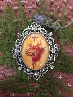 Brooches with images covered with glass and zirconia. Crystal Pins With Rhinestones For Gifts, Devine Mercy, Image Cover, Heart Of Jesus, Miguel Angel, Sacred Heart, Beautiful Bracelet, Brooches, Wall Clock