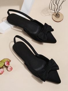 Flat Footwear For Women, Heels Classy Elegant, Classy Flats, Party Flats, Black Flat Shoes, Walking In Heels, Trendy Flats, T Strap Shoes