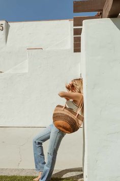 These unique sisal basket bags are the perfect everyday purse that are guaranteed to get you compliments. the unique style is inspired by vintage 1970’s basket bags jenna bee fell in love with at flea markets.    these bags are a labor of love and a beautiful blend of two cultures- kenya meets california. the sisal baskets are handmade in kenya from pure sustainably-sourced sisal fibre. the baskets are thoughtfully handmade- from harvesting the local sisal plant to crushing the leaves and extrac Sisal Basket, Basket Bags, Basket Weaver, Everyday Purse, Natural Sisal, Hand Dyed Fabric, Swimming Bag, Flea Markets, Basket Bag