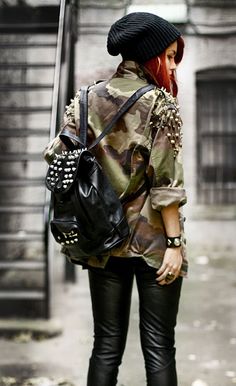 Grunge Studded Backpack - http://ninjacosmico.com/18-must-have-grunge-accessories-clothing/14/ Rock Chic Outfits, Punk Mode, Moda Grunge, Grunge Accessories, Studded Backpack, Winter Leggings, Rock Chic, Camo Jacket