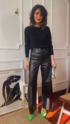 Leather Pant Holiday Outfit, Pantalon Piel Outfits, Blue Leather Skirt Outfit, Black Leather Trousers Outfit, Black Leather Pants Outfit Winter, Autumn Date Night Outfit, Leather Pants Outfit Winter, Leather Trousers Outfit, Lederhosen Outfit