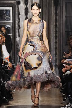 Giles Deacon burned collection Burned Fabric, Giles Deacon, Exquisite Dresses, British Fashion Awards, English Heritage, Frou Frou, Fabric Inspiration, Couture Details, Clothing Design