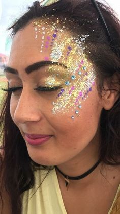 Disco Face Paint, Face Paint Festival, Glitter Bar Ideas, Stand Glitter, Festival Eye Makeup, Coachella Makeup, Glitter Ideas