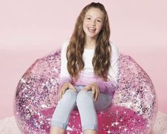 A perfect accessory for a kid's bedroom! This sparkly pink chair is a perfect spot to read and relax! Inflatable Chair, Vinyl Chairs, Inflatable Sofa, Pink Confetti, Giant Inflatable, Colorful Glitter, Pink Chair, Glitter Confetti, Pool Toys