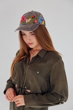 Hand Embroidered Hat / Custom Embroidered Hat / Floral Embroidered Hat / Embroidered Baseball Caps Color: brown baseball cap; Design: hand-embroidered gerbera with wildflowers; Capsize (head circumference): 55 - 67 cm; Fabric: 100% cotton Twill, garment-washed. 🌿PLEASE NOTE I NEED 2 WEEKS TO EMBROIDER THIS HAT FOR YOU🌿 CHECK OUR OTHER ACCESSORIES 🌸 More Baseball hats: https://www.etsy.com/shop/KazkovaEmbroidery?ref=seller-platform-mcnav§ion_id=25392998 🌿 Kids Baseball hats: https://www.etsy. Casual Spring Festival Baseball Cap, Spring Festival Snapback Cap, Spring Baseball Cap With Embroidered Logo, Spring Baseball Cap With Embroidered Logo And Short Brim, Spring Festival Snapback Hat, Snapback Baseball Cap For Spring Festival, Spring Festival Snapback Baseball Cap, Spring Embroidered Baseball Cap, Spring Embroidered Flat Brim Hat