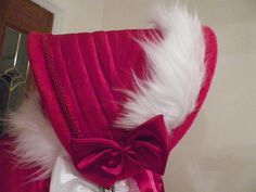 a close up of a hat on a mannequin's head with white feathers