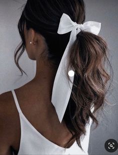 Wedding Ponytail Hairstyles, Wedding Ponytail, Black White Hair, Bow Ponytail, White Hair Bows, Bow Hairstyle, Ribbon Hairstyle, Chic Hairstyles, Ribbon Hair