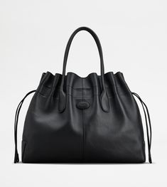 Woman BLACK Tod's Di Bag in Leather Medium with Drawstring XBWDBSF0300S85PZB999 | Tods Tods Bag, Womens Designer Handbags, Top Handle Handbags, Bags Aesthetic, Everyday Outfit, Tote Bag Leather, Black Tote, Bag Style, Pouch Bag