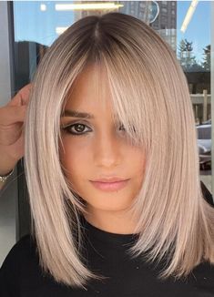 Medium Length Face Framing Hairstyles, Long Bob For Round Face Double Chin, Medium Blonde Hair With Bangs, Blonde Hair And Pale Skin, A Line Haircut With Layers, Lob Haircut With Bangs, Blonde Layered Hair, Trendy Bob, Medium Blonde Hair