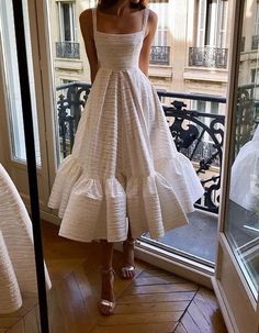 Alex Perry | OMG I love this dress! ღ Awesome fashion clothes for stylish women from Zefinka. Midi Wedding Guest Dress, Sukienki Maksi, Dress Graduation, Alex Perry, Summer White, Evening Party Dress, White Short, Mode Vintage, Mode Inspiration