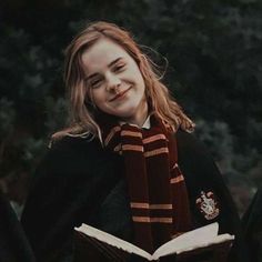 Maquillage Harry Potter, Harry Potter Fanları, Hery Potter, Hermione Granger Aesthetic, Emma Watson Harry Potter, Holding A Book, Harry Potter Girl, Harry Potter Hermione Granger, Harry Potter Ron