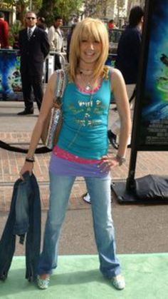 Layered Tank Top Outfits, Y2k Fashion Early 2000s Outfit, Y2k Fashion Early 2000s, 2000s Girls, Throwback Outfits, Teen Fashion Trends, 2000s Girl