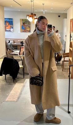 Winter Outfits Camel Coat, Winter Outfits Turkey, Light Brown Coat Outfit Winter, Camel Color Coat Outfit, Ugh Winter Outfits, Winter Outfits Celebrities, Florence Winter Outfit, Beige Trench Coat Outfit Winter Classy, Winter Broadway Show Outfit