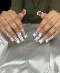 #whiteacrylicnails #flowerdesign #nailart #nails #nailsofinstagram #aesthetic #latina #longnails Cute Nails Acrylic Latina, French Tip Latina Nails, Latina Mami Nails, Latina Aesthetic Nails, Nail Latina, Long Latina Nails, Latina Baddie Nails, Nail Inspo Latina, Latina Acrylic Nails