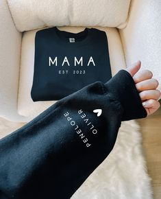 Minimalist Mama, Idee Cricut, Cute Shirt Designs, Mama Sweatshirt, Mom Sweatshirt, Diy Shirt, Kid Names, Lany, Cute Shirts