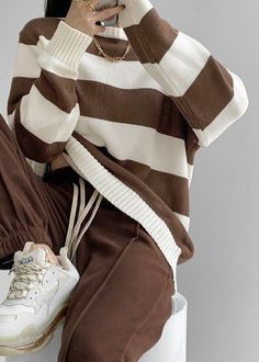 Well Dressed Women Classy, 90s Fashion Summer, Brown Knit Sweater, Oversized Knit Sweater, Oversized Striped Sweater, Summer Party Outfit, Striped Knit Sweater, Well Dressed Women, Designer Dresses Casual