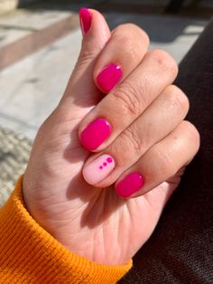 Cute Shalac Nails, Magenta Short Nails, Pink Nails Dots, Pink Nail Manicure, Nails Inspiration Hot Pink, Cute Polka Dot Nails, Hot Pink Shellac Nails, Pink Gellac Nailart, Short Gel Nails Summer Pink