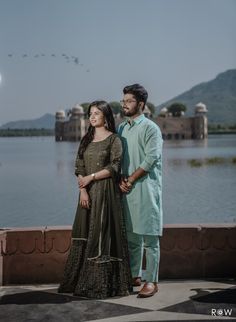 Pre-wedding shoot at Jal Mahal Jaipur with the couple in ethnic outfits, complimenting the scenic view of Lake in the background Jal Mahal Jaipur Photography, Pre Wedding In Jaipur, Jalmahal Jaipur Pre Wedding, Jal Mahal Jaipur, Jal Mahal, Mehendi Dress, Creative Couples Photography