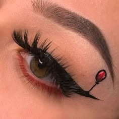 Spooky Eyeliner Looks, Hallowen Meka Up, Spooky Makeup Looks Easy, Easy Halloween Make Up Look, Spooky Eyeliner, Simple Halloween Eye Makeup, Eyeliner Halloween Makeup, Subtle Halloween Makeup