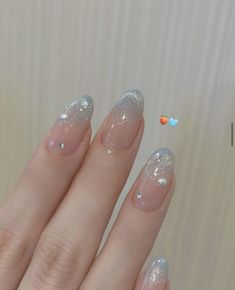 Jelly Nails Winter, Korean Nails Winter, Winter Jelly Nails, Winter Korean Nails, Winter Nails Korean, Korean Winter Nails, Grey Silver Nails, Silver Nails Glitter, Almond Jelly Nails