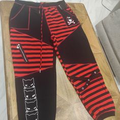 Hot Topic Emily The Strange Collection Cotton Jogging Pants Size 3xl Brand New Elastic Waist Better Fits 1x Goth Sweatpants, Jogger Jeans Women, Emo Pants, Scene Pants, Goth Pants, Tie Dye Sweats, Red Joggers, Emily The Strange, Scene Outfits