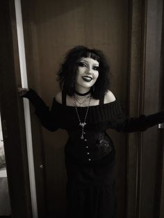 Beginner Goth Outfits, Gothic Lockscreen, Montly Crue, 90s Goth Fashion, Trad Goth Fashion, Goth Culture, Dark Gothic Fashion