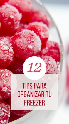 frozen berries in a bowl with text overlay that reads 12 tips para organizar tu freeze