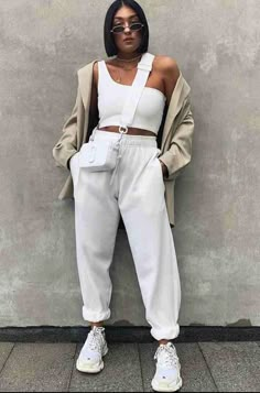 Looks Hip Hop, White Joggers, Joggers Outfit, Women's Outfits By Occasions, Mode Casual, Fashion Joggers, Sporty Outfits, Women Pants Casual