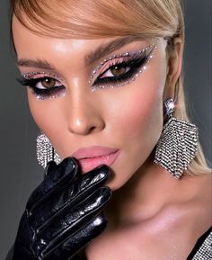 Make Up Karnaval, Extravagant Makeup Looks, Extravagant Makeup, Beads Makeup, Trucco Glam, Gem Makeup, Special Occasion Makeup, Fashion Outfits Dresses, 70s Makeup