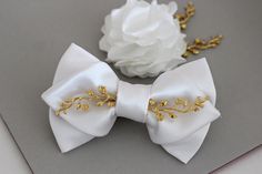 Groomsmen Attire White, Bowtie Groomsmen, Tuxedo Bow Tie, Gold Bow Tie, Groomsmen Gift Set, Groom Bowtie, Elegant Suit, Groomsmen Bowtie, White Bow Tie