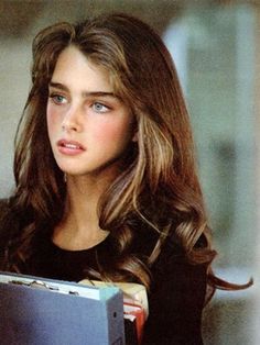 The 90s are back and I'm loving these gorgeous 90s haircuts! From layered blowouts to tight curls, these 90s hairstyles are easy to do and are trending. Eyebrow Grooming, 80s Hair, Brooke Shields, Grunge Hair, Dream Hair, Aesthetic Hair, Hairstyles Haircuts