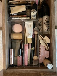 Makeup Bag Essentials, Living In London, Makeup Needs, Dior Fashion, Makeup Obsession, Makeup Items, Makeup Essentials, Pretty Makeup