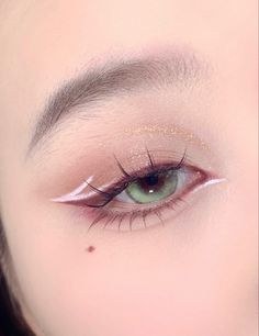 Rbf Makeup, White Make Up Aesthetic, White Liner Makeup, Artistic Eye Makeup, Wren Eleanor Kurt, White Eye Makeup, White Makeup