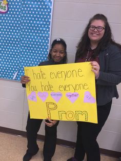 two girls holding up a sign that says, i hate everyone you hate everyone from