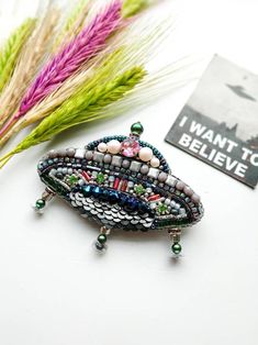 Alien Jewelry, Beaded Pins, Ufo Jewelry, Brooch Ideas, Kingfisher Jewelry, Beaded Critters, Beautiful Stars, طابع بريدي