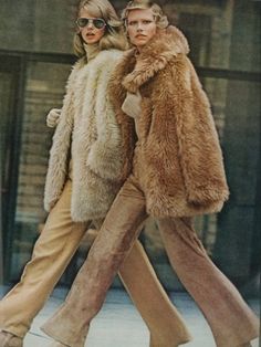 Vintage Vogue Fashion, 70s Mode, Look 80s, Editorial Vogue, Mode Editorials, Vogue Editorial, Fashion 1970s, Walking Down The Street, Fashion 70s